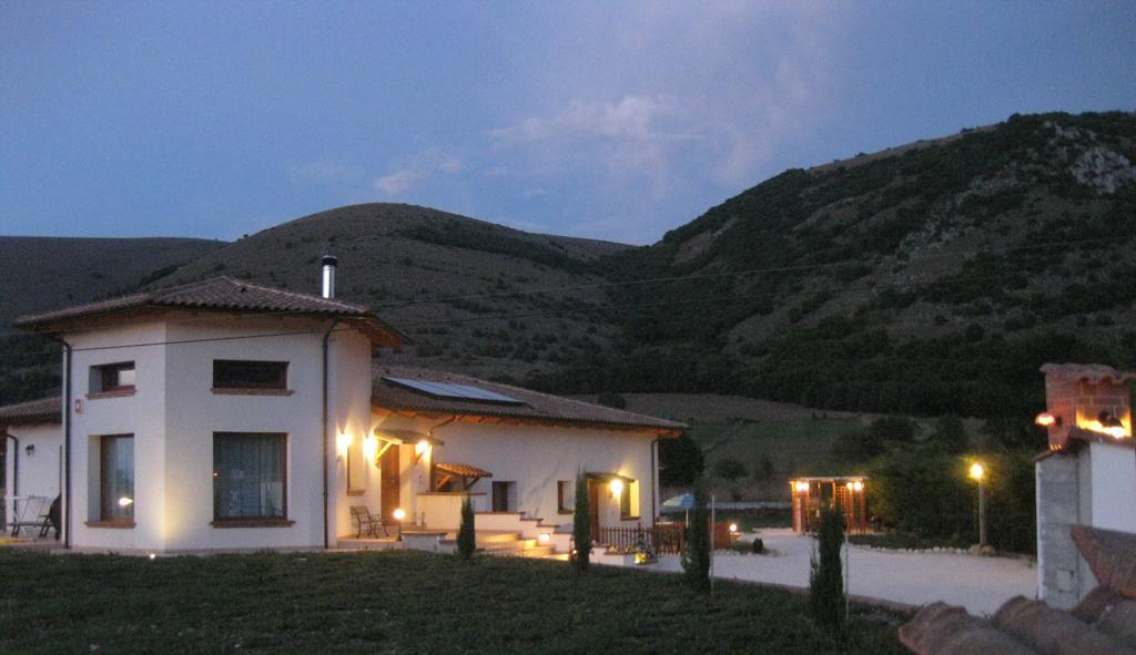 Bed and Breakfast La Collina Di Peppino Trasacco Exterior foto