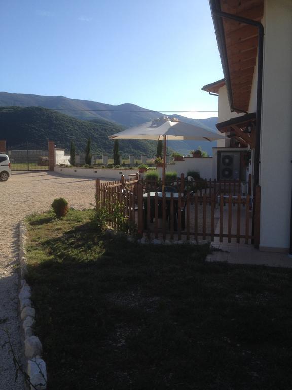 Bed and Breakfast La Collina Di Peppino Trasacco Exterior foto